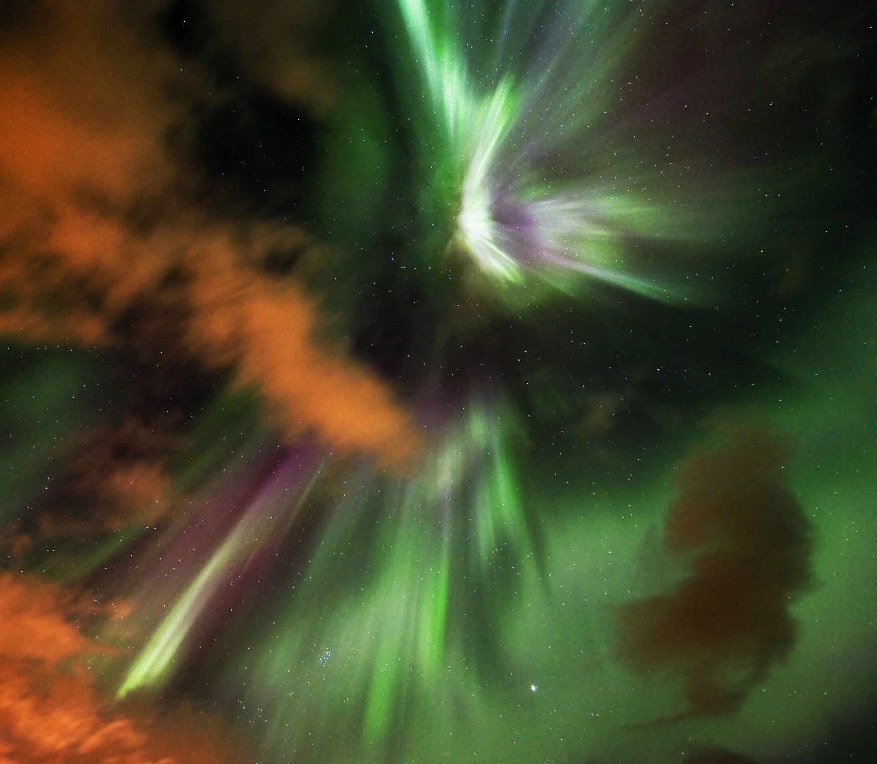 AuroraCorona_FredrikBroms_27sep2011_APOD1750.jpg